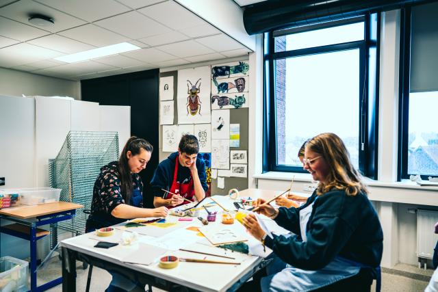 studenten leraar kleuteronderwijs thomas more aan het schilderen