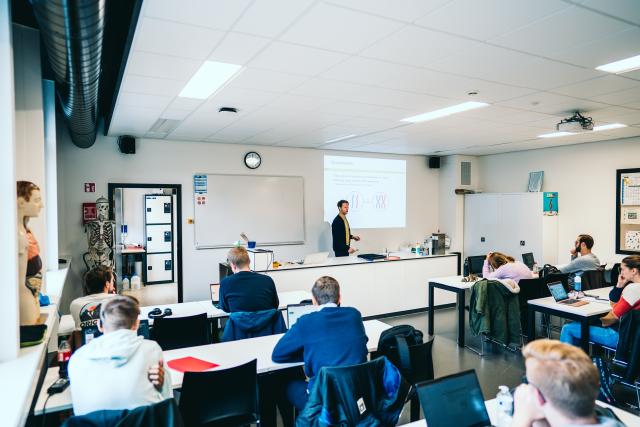 Studenten leraar secundair onderwijs thomas more tijdens de les biologie