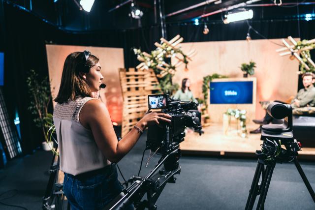 Studenten Journalistiek in de videostudio van Thomas More