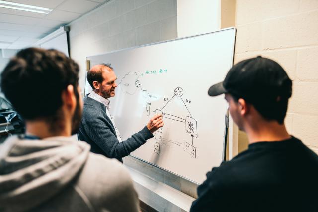 docent legt het netwerkbeheer uit