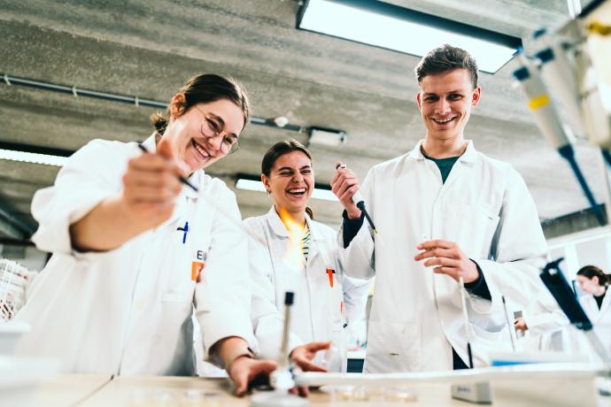 Studenten Biomedische Laboratoriumtechnologie in het labo