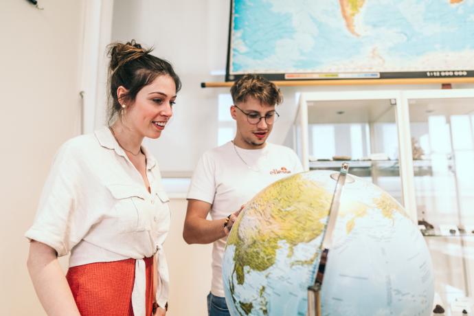 Studenten bij een wereldbol