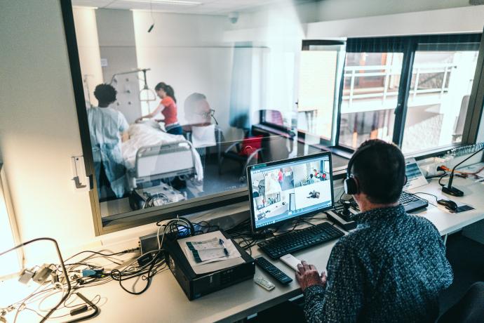 docent observeert studenten verpleegkunde in Lier