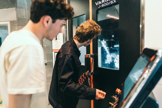 Studente ontwerp- en productietechnolgie aan het werk met een machine