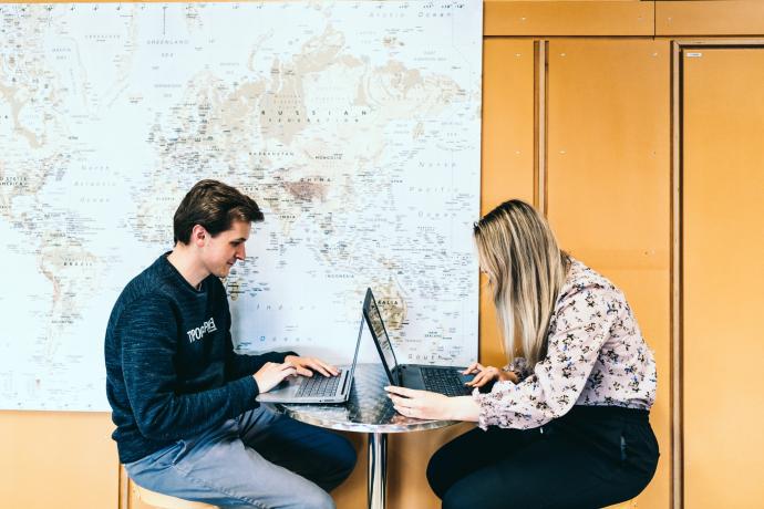 Studenten toerisme aan het werk voor een wereldkaart