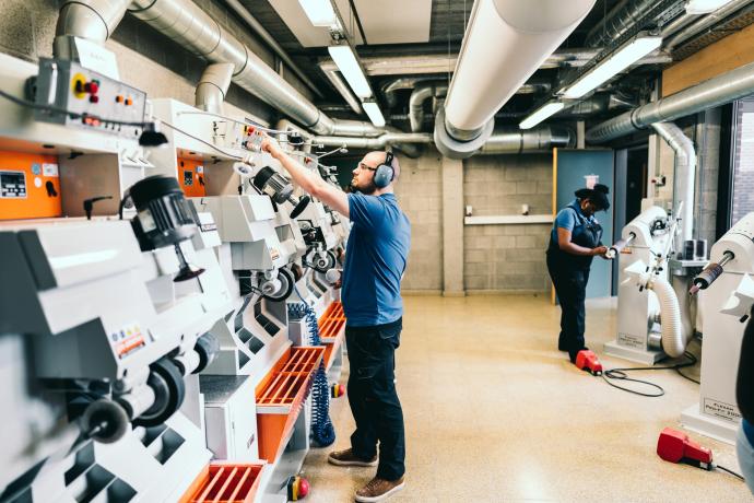 studenten aan het werk in de praktijkruimte van Orthopedie