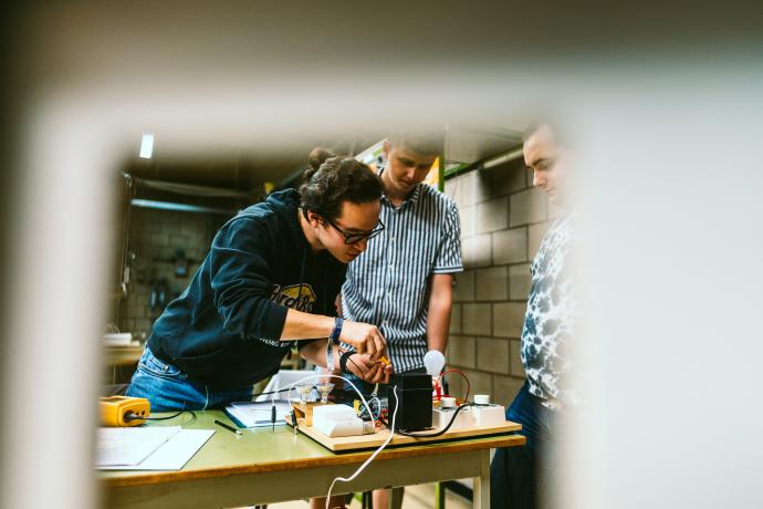 studenten Elektromechanische Systemen voeren een proef uit