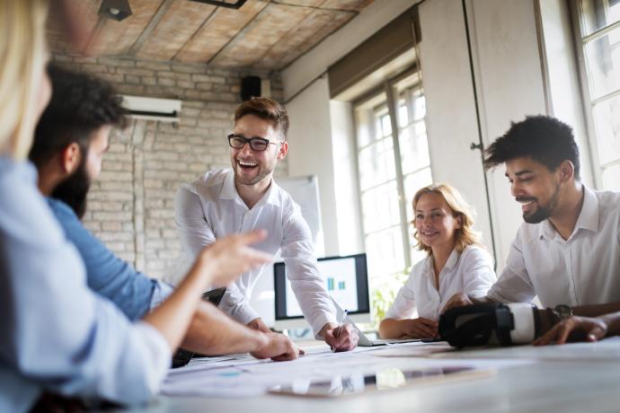 Studenten on overleg over het communicatieplan