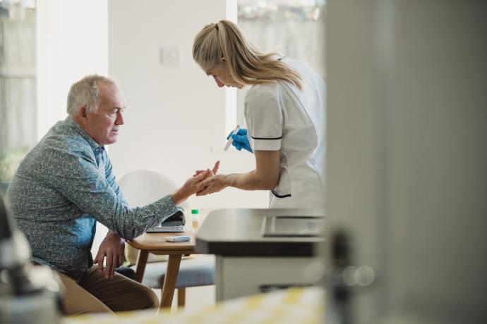 student helpt een patient met diabetes