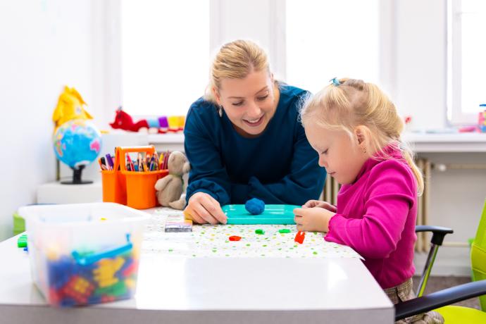 student Spelcounseling aan het oefenen met een kind