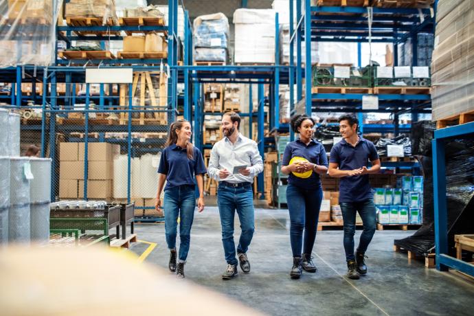 studenten transport en logistiek wandelen in een magazijn