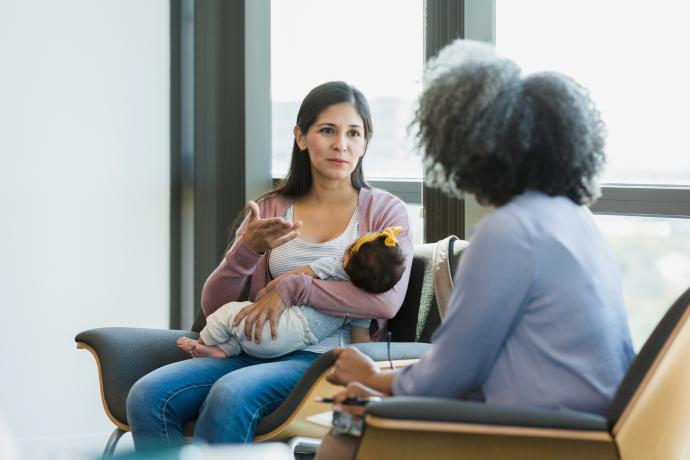 een moeder met haar baby bij de psycholoog