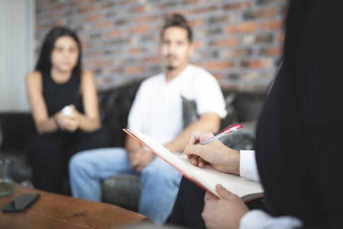 een koppel bij de psycholoog