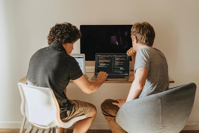 studenten aan het programmeren