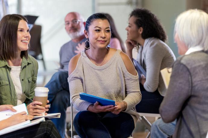 leerkrachten in gesprek over hun eerste werkervaringen