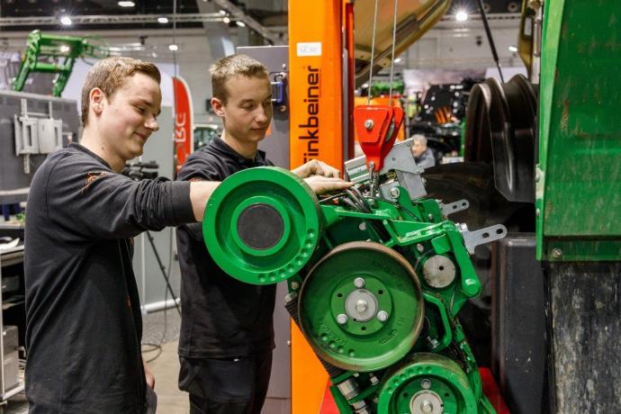 Studenten op Agribex, sleutelen aan motoren